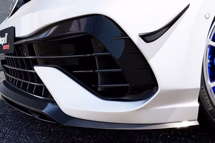 Hãng độ vẫn giữ nguyên mức công suất của xe, chính vì thế mà xe vẫn được trang bị động cơ xăng 2.0 lít tăng áp đã tạo ra 315 mã lực hoặc lên đến 329 mã lực đối với VW Golf R 20 Years Edition.