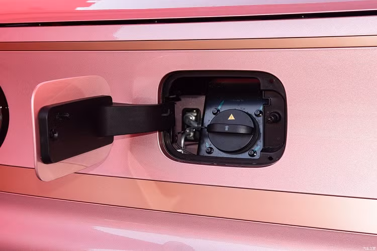 Chưa hết, Geely Panda Mini EV còn có đèn pha hình tròn, được bao quanh bằng dải đèn LED định vị ban ngày. Nằm giữa đầu xe là cổng sạc, tích hợp dòng chữ "Geome", ám chỉ thương hiệu Geometry chuyên về ôtô điện của hãng Geely. Ngoài ra, Geely Panda Mini EV còn được trang bị hốc gió trung tâm hình chữ nhật nằm trên cản trước, bao quanh bằng 2 ốp nhựa màu đen.