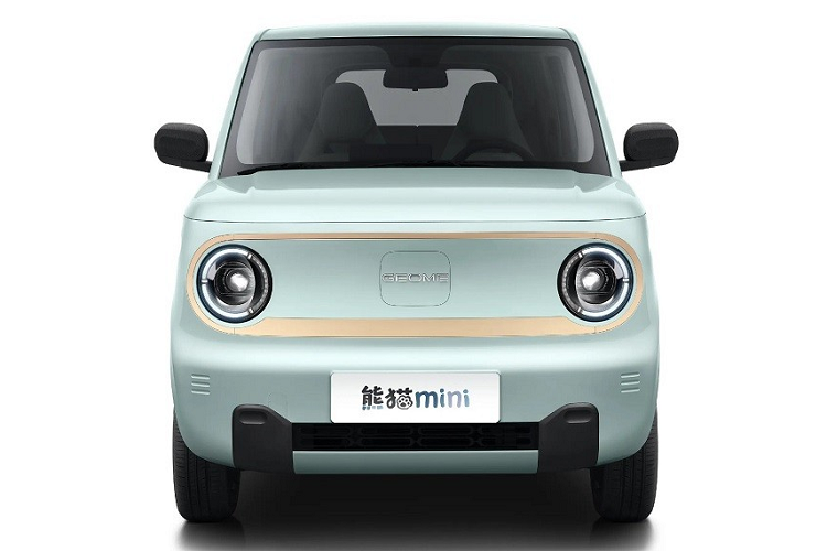 Tương tự đầu xe, thiết kế bên sườn của mẫu ôtô điện Trung Quốc này cũng khá đơn giản với gương chiếu hậu nằm ở cột A, bộ vành nhỏ với ốp la-zăng màu bạc và đèn báo rẽ trên chắn bùn trước. Mẫu ôtô điện đô thị này chỉ có 2 cửa ở bên sườn.