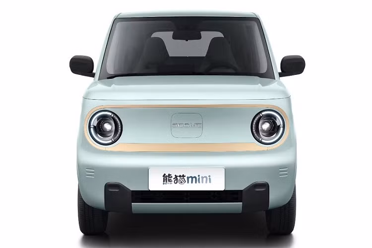 Tương tự đầu xe, thiết kế bên sườn của mẫu ôtô điện Trung Quốc này cũng khá đơn giản với gương chiếu hậu nằm ở cột A, bộ vành nhỏ với ốp la-zăng màu bạc và đèn báo rẽ trên chắn bùn trước. Mẫu ôtô điện đô thị này chỉ có 2 cửa ở bên sườn.