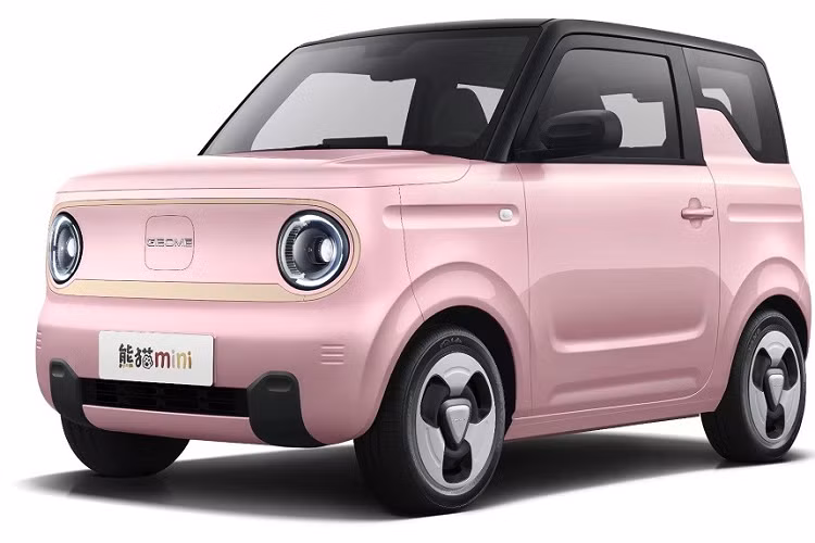 Đằng sau, Geely Panda Mini EV được thiết kế theo phong cách khá giống đầu xe. Mẫu ô tô này có đèn hậu cỡ nhỏ và tem chữ nổi "Geome" trên cửa cốp sau. Trên đỉnh kính chắn gió còn có đèn phanh trong khi đèn phản quang nằm thấp dưới cản sau. Hiện hãng Geely chưa hé lộ nội thất của Panda Mini EV mới. Có vẻ như xe sẽ được trang bị nội thất 4 chỗ ngồi tương tự những mẫu ô tô điện đô thị khác tại Trung Quốc.