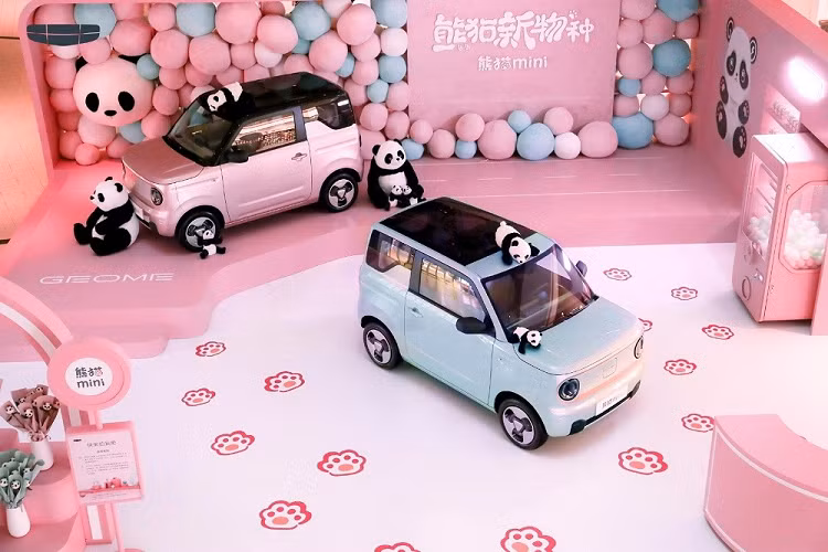 Mẫu ôtô điện đô thị này được thiết kế theo phong cách tròn trịa và dễ thương cùng màu sắc ngoại thất trẻ trung, hợp thời trang. Trong đó, các cột đều được sơn màu đen, tạo hiệu ứng nóc trôi nổi "bắt trend" cho xe.