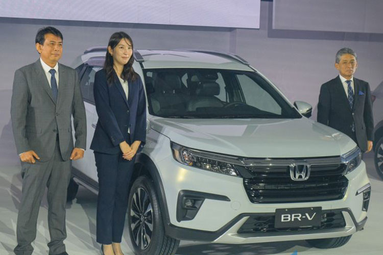 Bản V CVT và VX CVT cũng có thêm màu trắng Premium Opal White Silver Pearl độc quyền, mặc dù màu này có giá tăng thêm 20.000 PHP, tương đương 8,7 triệu đồng.