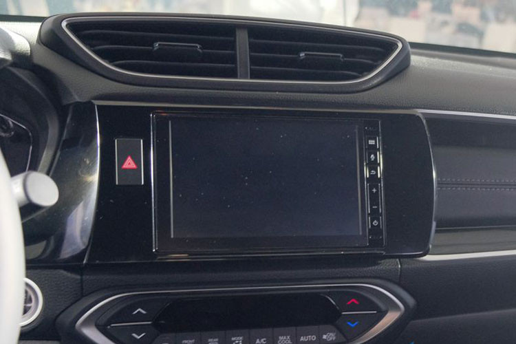 Ở 2 phiên bản S MT và S CVT của Honda BR-V 2022 sẽ đi kèm với đèn pha LED hoàn toàn, đèn chạy ban ngày LED, đèn hậu LED, la-zăng thép 16 inch đi kèm với lốp 215/60, màn hình công cụ đa thông tin, màn hình cảm ứng 7 inch có tích hợp với Android Auto và Apple CarPlay.