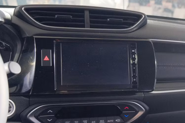 Ở 2 phiên bản S MT và S CVT của Honda BR-V 2022 sẽ đi kèm với đèn pha LED hoàn toàn, đèn chạy ban ngày LED, đèn hậu LED, la-zăng thép 16 inch đi kèm với lốp 215/60, màn hình công cụ đa thông tin, màn hình cảm ứng 7 inch có tích hợp với Android Auto và Apple CarPlay.