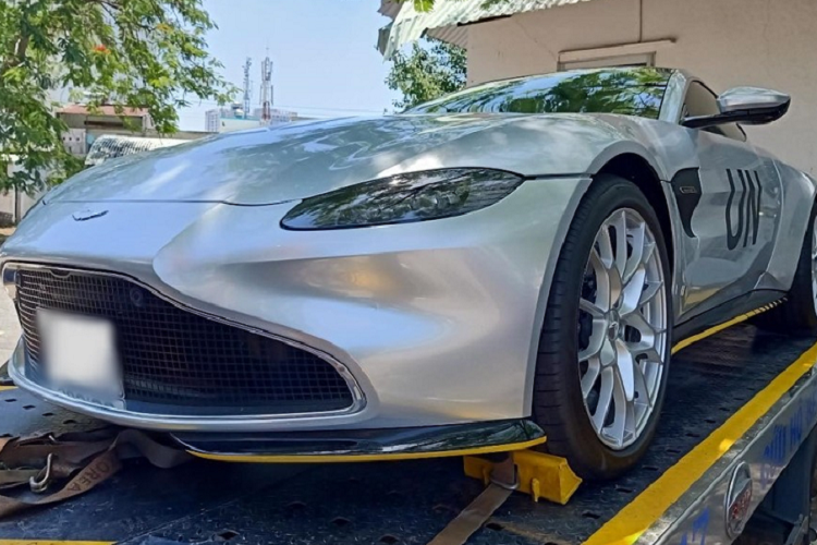 Những hình ảnh về chiếc xe thể thao giới hạn Aston Martin Vantage 007 Edition độc nhất Việt Nam của ông Đặng Lê Nguyên Vũ cũng cho thấy, sau 2 tháng về nước, chiếc xe này đã được dán màu áo mới là bạc thay vì màu xám Cumberland đặc trưng của dòng xe Aston Martin Vantage 007 Edition.