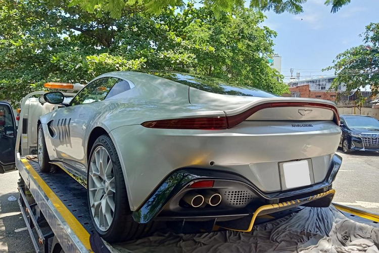 Vào tháng 5/2022, một nguồn tin riêng đã tiết lộ về việc chiếc xe thể thao Aston Martin Vantage 007 Edition giới hạn chỉ sản xuất 100 xe trên toàn thế giới đã âm thầm được mang về Việt Nam và chủ nhân không ai khác chính là ông Đặng Lê Nguyên Vũ.