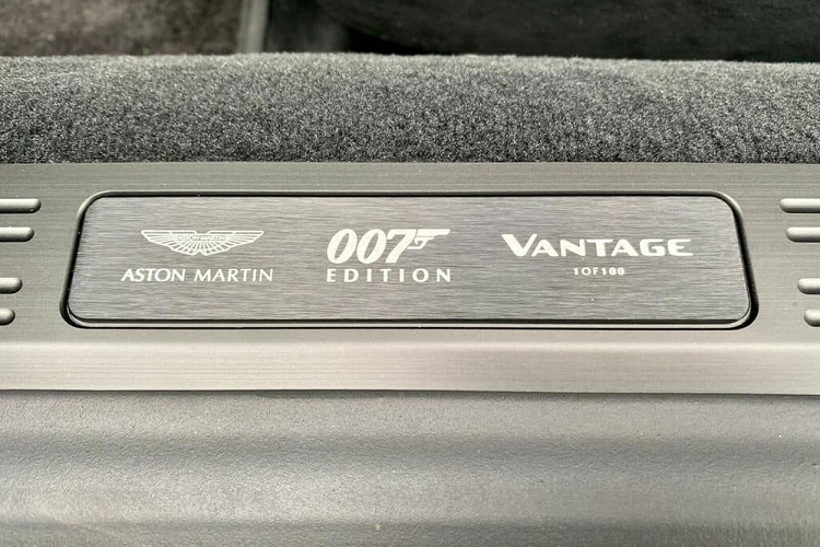 Đằng sau xe Aston Martin Vantage 007 Edition có ống xả kép thay cho ống xả đơn của Aston Martin Vantage và quan trọng là xe có sẵn trang bị ván trượt tuyết cũng như khung cố định giá trượt tuyết, nếu cảm thấy vướng, chủ xe hoàn toàn có thể tháo rời, để ở nhà hoặc khoang hành lý xe.