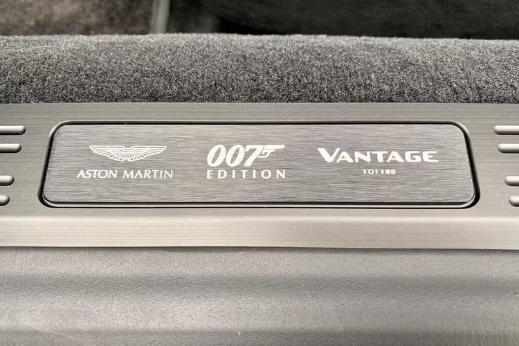 Đằng sau xe Aston Martin Vantage 007 Edition có ống xả kép thay cho ống xả đơn của Aston Martin Vantage và quan trọng là xe có sẵn trang bị ván trượt tuyết cũng như khung cố định giá trượt tuyết, nếu cảm thấy vướng, chủ xe hoàn toàn có thể tháo rời, để ở nhà hoặc khoang hành lý xe.