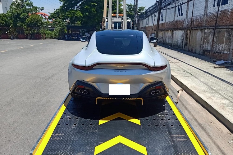 Ông Đặng Lê Nguyên Vũ tậu Aston Martin Vantage 007 Edition không được tiết lộ mức giá, nhưng theo giới thạo xe nó sẽ không dưới 16 tỷ đồng. Tại thị trường nước ngoài, phiên bản giới hạn Aston Martin Vantage 007 Edition sẽ có giá khởi điểm 161.000 Bảng Anh, tương đương 4,9 tỷ đồng, đắt hơn gần 600 triệu đồng so với bản tiêu chuẩn.