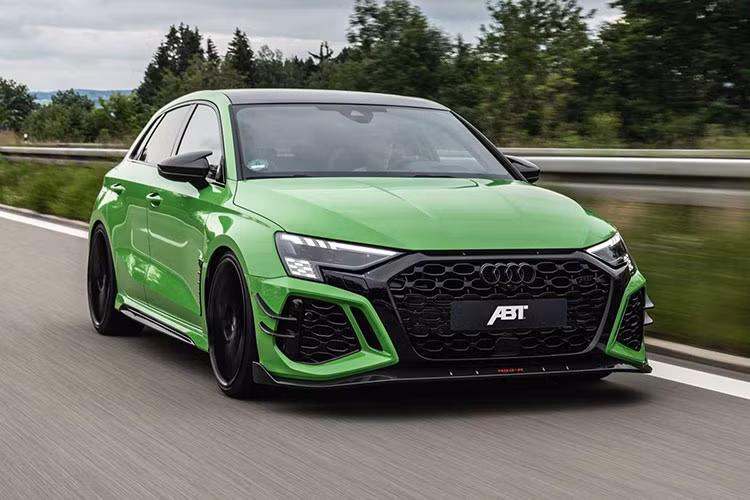 Về động cơ, thương hiệu ABT Sportsline nâng cấp cho Audi RS3 Sportback mới khối động cơ tăng áp 2.5 lít 5 xi-lanh của RS3 lên 500 mã lực. Để nâng mức công suất của xe lên 500 mã lực, ABT đã trang bị cho xe bộ làm mát mới và bộ điều khiển động cơ ABT cùng hệ thống xả nâng cấp giúp đem tới cho xe âm thanh động cơ uy lực hơn.