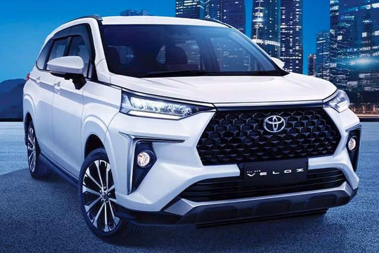 Khi về thị trường Việt, Toyota Veloz 2022 có nhiệm vụ cạnh tranh với Suzuki XL7, Ertiga và đặc biệt là "ông vua" Mitsubishi Xpander. Hiện tại, thế hệ thứ 2 của Toyota Avanza bản nâng cấp vẫn được nhập khẩu từ Indonesia và phân phối tại Việt Nam với 2 phiên bản là 1.3MT giá 544 triệu đồng và 1.5AT là 612 triệu đồng.
