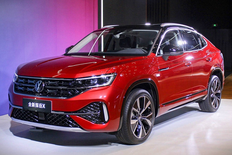 Cản sau của Volkswagen Tayron 2023 cũng được làm mới với 2 đầu ống xả giả mạ crôm của xe được đưa lên vị trí cao hơn so với trước. So với Tayron tiêu chuẩn, Volkswagen Tayron X 2023 có thiết kế chỉ khác ở một số chi tiết như lưới mắt cáo màu đen ở hốc đèn sương mù trước và hốc gió trung tâm, nóc dốc về phía sau theo phong cách coupe, 2 đầu ống xả giả, tấm ốp màu bạc dưới cản trước/sau hay đèn hậu.