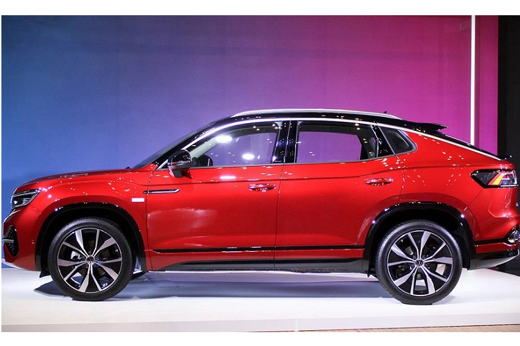 Cuối cùng là Volkswagen Tayron GTE 2023 với thiết kế thể thao hơn. Phiên bản này cũng có một số đặc điểm nhận dạng như lưới tản nhiệt với mắt lưới đa điểm mạ crôm và vành la-zăng sơn 2 màu.