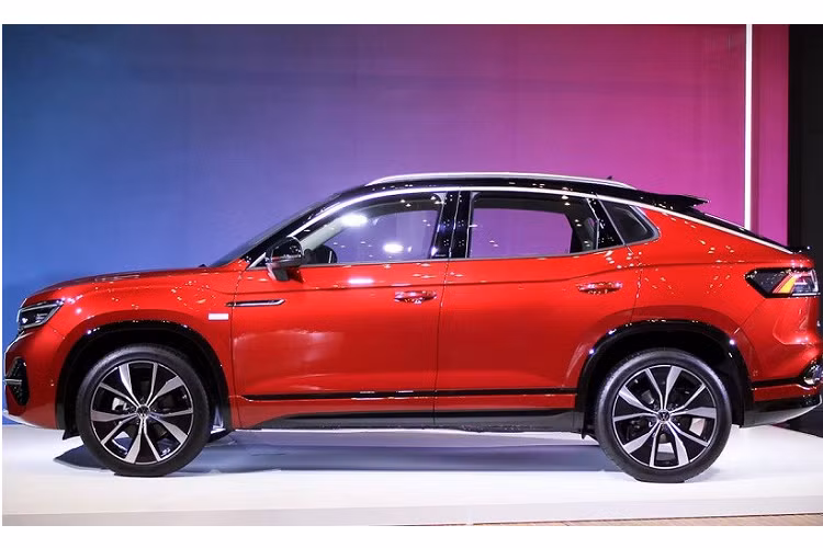 Cuối cùng là Volkswagen Tayron GTE 2023 với thiết kế thể thao hơn. Phiên bản này cũng có một số đặc điểm nhận dạng như lưới tản nhiệt với mắt lưới đa điểm mạ crôm và vành la-zăng sơn 2 màu.