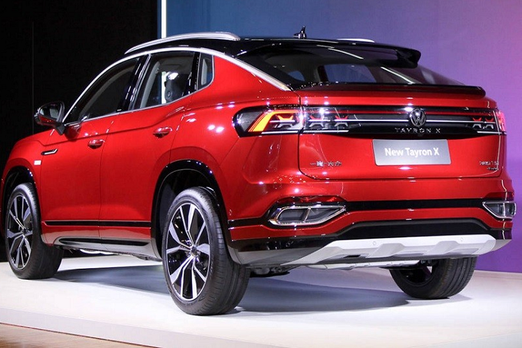 Vì chỉ là phiên bản nâng cấp giữa vòng đời nên Tayron 2023 giữ nguyên kích thước như trước, bao gồm chiều dài 4.592 mm, chiều rộng 1.860 mm, chiều cao 1.669 mm và chiều dài cơ sở 2.731 mm. So với một số đối thủ cùng phân khúc SUV hạng C như Honda CR-V hay Toyota RAV4, xe có chiều dài cơ sở lớn hơn, mang đến nội thất rộng rãi hơn.