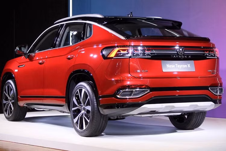 Vì chỉ là phiên bản nâng cấp giữa vòng đời nên Tayron 2023 giữ nguyên kích thước như trước, bao gồm chiều dài 4.592 mm, chiều rộng 1.860 mm, chiều cao 1.669 mm và chiều dài cơ sở 2.731 mm. So với một số đối thủ cùng phân khúc SUV hạng C như Honda CR-V hay Toyota RAV4, xe có chiều dài cơ sở lớn hơn, mang đến nội thất rộng rãi hơn.