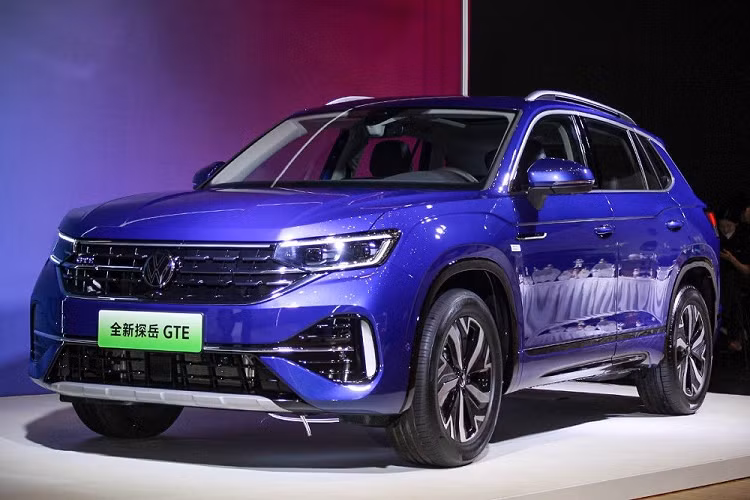 Giá xe Volkswagen Tayron 2023 tại thị trường Trung Quốc dao động từ 207.900 - 259.900 Nhân dân tệ (khoảng 727 - 909 triệu đồng). Con số tương ứng của Volkswagen Tayron X 2023 là 235.900 - 266.900 Nhân dân tệ (825 - 934 triệu đồng).