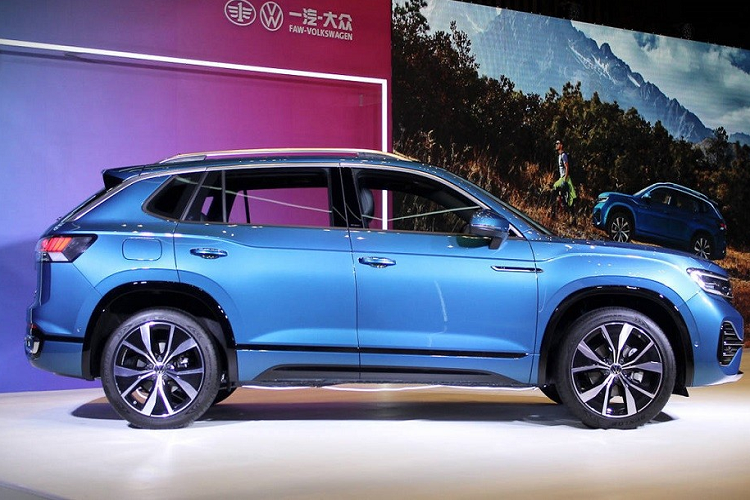 Thứ hai là động cơ xăng 4 xi-lanh, tăng áp, dung tích 2.0L với 2 mức sức mạnh: 186 mã lực/320 Nm hoặc 220 mã lực/350 Nm. Động cơ kết hợp với hộp số tự động ly hợp kép ướt 7 cấp, hệ dẫn động 1 cầu hoặc 2 cầu.