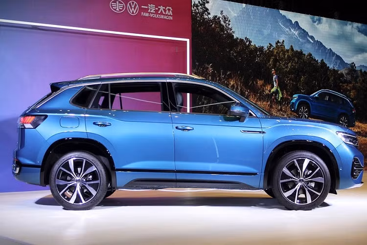 Thứ hai là động cơ xăng 4 xi-lanh, tăng áp, dung tích 2.0L với 2 mức sức mạnh: 186 mã lực/320 Nm hoặc 220 mã lực/350 Nm. Động cơ kết hợp với hộp số tự động ly hợp kép ướt 7 cấp, hệ dẫn động 1 cầu hoặc 2 cầu.