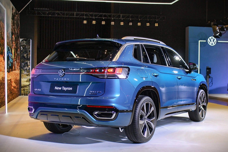 Hốc đèn sương mù được trang trí bằng những nẹp mạ crôm nằm ngang, tạo cảm giác cao cấp hơn. Trong khi đó, thiết kế sườn xe của Volkswagen Tayron 2023 không có gì mới, ngoại trừ vành la-zăng. Đằng sau, mẫu SUV hạng C này được bổ sung cụm đèn hậu mới với thiết kế nối liền với nhau thay vì tách riêng như cũ. Nằm giữa 2 đèn hậu là logo mới của hãng Volkswagen và tem chữ nổi "Tayron".