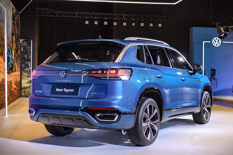 Hốc đèn sương mù được trang trí bằng những nẹp mạ crôm nằm ngang, tạo cảm giác cao cấp hơn. Trong khi đó, thiết kế sườn xe của Volkswagen Tayron 2023 không có gì mới, ngoại trừ vành la-zăng. Đằng sau, mẫu SUV hạng C này được bổ sung cụm đèn hậu mới với thiết kế nối liền với nhau thay vì tách riêng như cũ. Nằm giữa 2 đèn hậu là logo mới của hãng Volkswagen và tem chữ nổi "Tayron".