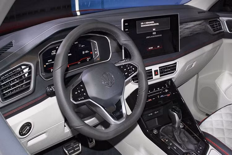 Để tăng sức hấp dẫn cho Tayron ở thị trường Trung Quốc, hãng Volkswagen đã bổ sung một số trang bị nội thất mới như vô lăng 3 chấu, vát đáy thể thao và tích hợp nút cảm ứng. Bên cạnh đó là màn hình thông tin giải trí cảm ứng 12 inch đặt nổi trên mặt táp-lô và cụm điều khiển trung tâm nghiêng về phía người lái hơn.