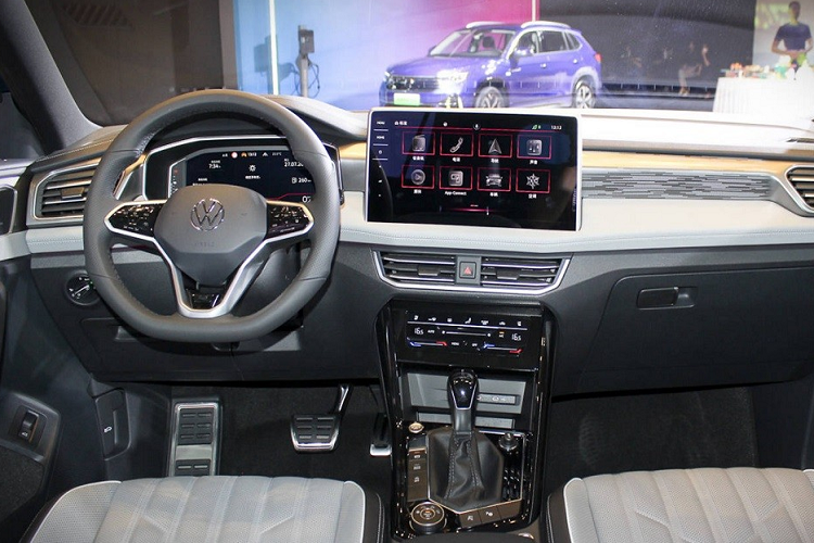 Để tăng sức hấp dẫn cho Tayron ở thị trường Trung Quốc, hãng Volkswagen đã bổ sung một số trang bị nội thất mới như vô lăng 3 chấu, vát đáy thể thao và tích hợp nút cảm ứng. Bên cạnh đó là màn hình thông tin giải trí cảm ứng 12 inch đặt nổi trên mặt táp-lô và cụm điều khiển trung tâm nghiêng về phía người lái hơn.