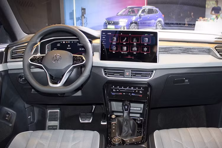 Để tăng sức hấp dẫn cho Tayron ở thị trường Trung Quốc, hãng Volkswagen đã bổ sung một số trang bị nội thất mới như vô lăng 3 chấu, vát đáy thể thao và tích hợp nút cảm ứng. Bên cạnh đó là màn hình thông tin giải trí cảm ứng 12 inch đặt nổi trên mặt táp-lô và cụm điều khiển trung tâm nghiêng về phía người lái hơn.