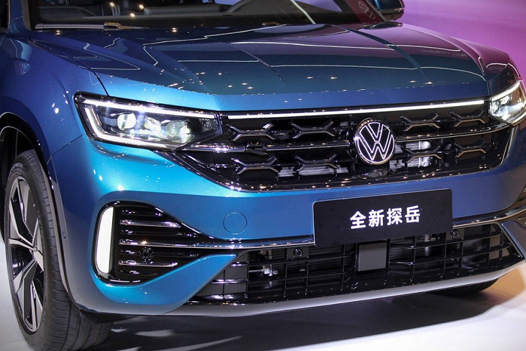 Trong đó, mẫu xe SUV Volkswagen Tayron X 2023 được áp dụng thiết kế SUV lai Coupe. Xe mang trên mình đầu xe cải tiến so với phiên bản cũ. Lưới tản nhiệt mới với tạo hình chữ "X" mạ crôm bên trong. Nằm chính giữa lưới tản nhiệt là logo mới của Volkswagen có thể phát sáng.