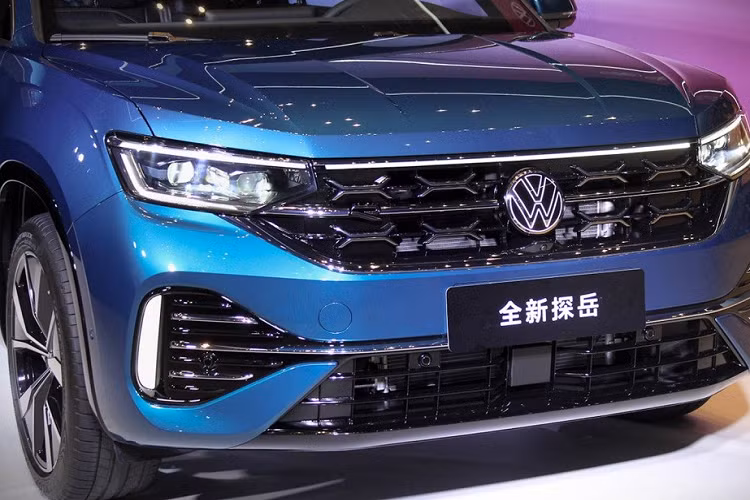 Trong đó, mẫu xe SUV Volkswagen Tayron X 2023 được áp dụng thiết kế SUV lai Coupe. Xe mang trên mình đầu xe cải tiến so với phiên bản cũ. Lưới tản nhiệt mới với tạo hình chữ "X" mạ crôm bên trong. Nằm chính giữa lưới tản nhiệt là logo mới của Volkswagen có thể phát sáng.