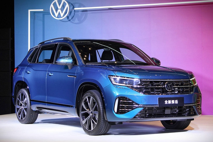 Volkswagen mới đây đã chính thức ra mắt mẫu SUV hạng C Tayron phiên bản mới ở thị trường Trung Quốc. Đây là mẫu xe đã lần đầu tiên ra mắt thị trường tỷ dân vào năm 2018. Tại Trung Quốc, Volkswagen Tayron 2023 mới có tổng cộng 3 phiên bản là tiêu chuẩn, Tayron X và Tayron GTE.