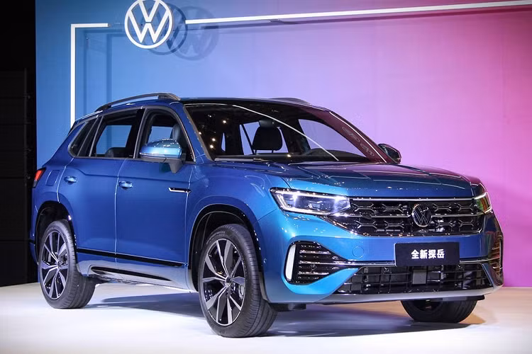 Volkswagen mới đây đã chính thức ra mắt mẫu SUV hạng C Tayron phiên bản mới ở thị trường Trung Quốc. Đây là mẫu xe đã lần đầu tiên ra mắt thị trường tỷ dân vào năm 2018. Tại Trung Quốc, Volkswagen Tayron 2023 mới có tổng cộng 3 phiên bản là tiêu chuẩn, Tayron X và Tayron GTE.