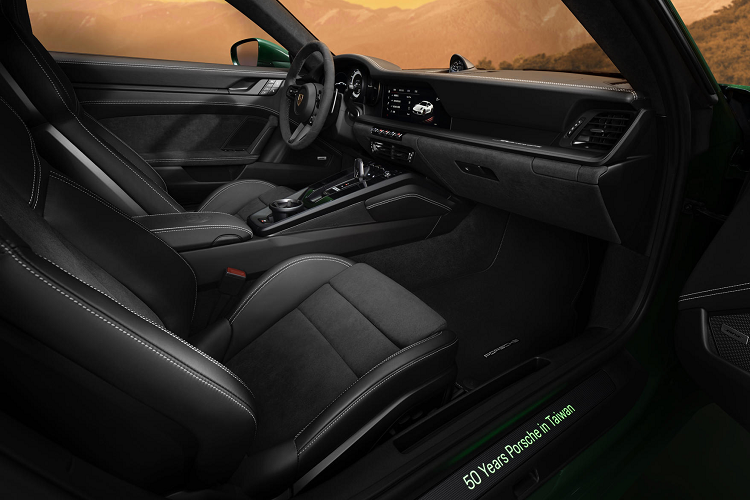 Một logo khác với tên xe, tên hãng và con số 50 cách điệu bên trong hình đường bờ biển đảo Đài Loan được khắc lên tấm da bọc tựa tay trung tâm. Ghế ngồi và các chi tiết nội thất được bọc da Alcantara màu đen với chỉ khâu tương phản màu trắng. 