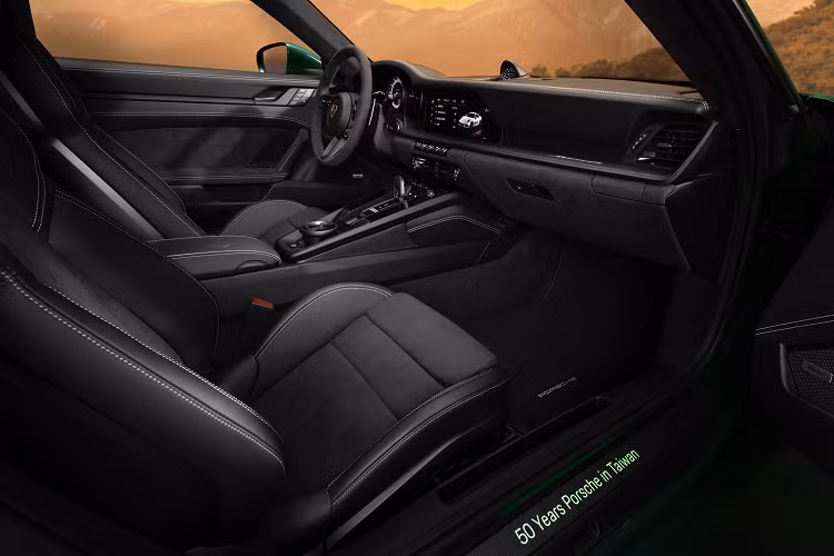 Một logo khác với tên xe, tên hãng và con số 50 cách điệu bên trong hình đường bờ biển đảo Đài Loan được khắc lên tấm da bọc tựa tay trung tâm. Ghế ngồi và các chi tiết nội thất được bọc da Alcantara màu đen với chỉ khâu tương phản màu trắng. 