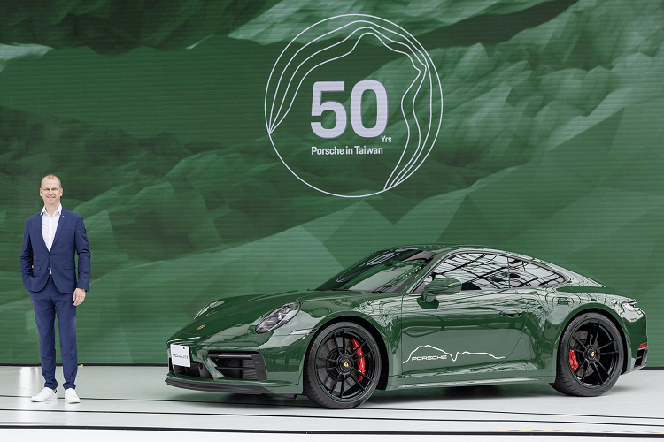 Thiết kế của chiếc Porsche 911 Carrera GTS 2022 đặc biệt này được tạo nên bởi sự kết hợp giữa Porsche Đài Loan và đơn vị chuyên cá nhân hóa Porsche Exclusive Manufaktur. Điểm nhấn đầu tiên nằm ở màu sơn xanh lá Irish Green, có nét tương đồng với màu Lizard Green của chiếc 911E 1972 trong quá khứ. 