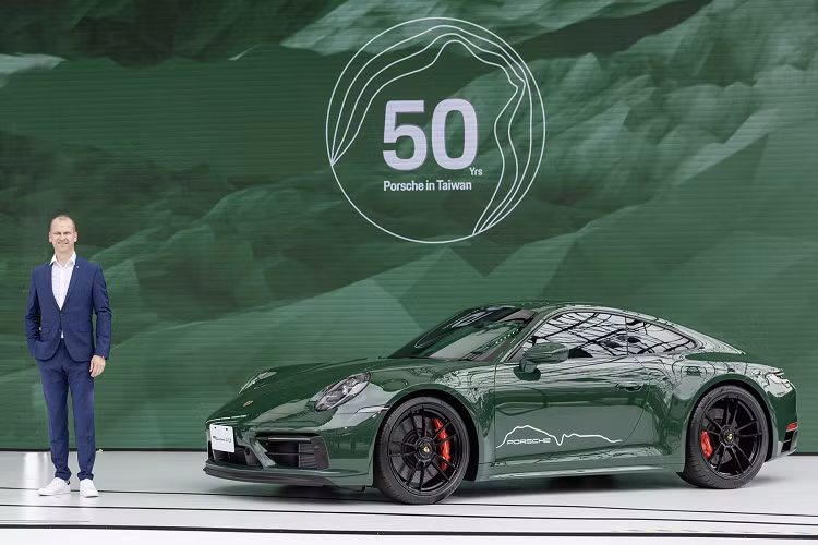 Thiết kế của chiếc Porsche 911 Carrera GTS 2022 đặc biệt này được tạo nên bởi sự kết hợp giữa Porsche Đài Loan và đơn vị chuyên cá nhân hóa Porsche Exclusive Manufaktur. Điểm nhấn đầu tiên nằm ở màu sơn xanh lá Irish Green, có nét tương đồng với màu Lizard Green của chiếc 911E 1972 trong quá khứ. 