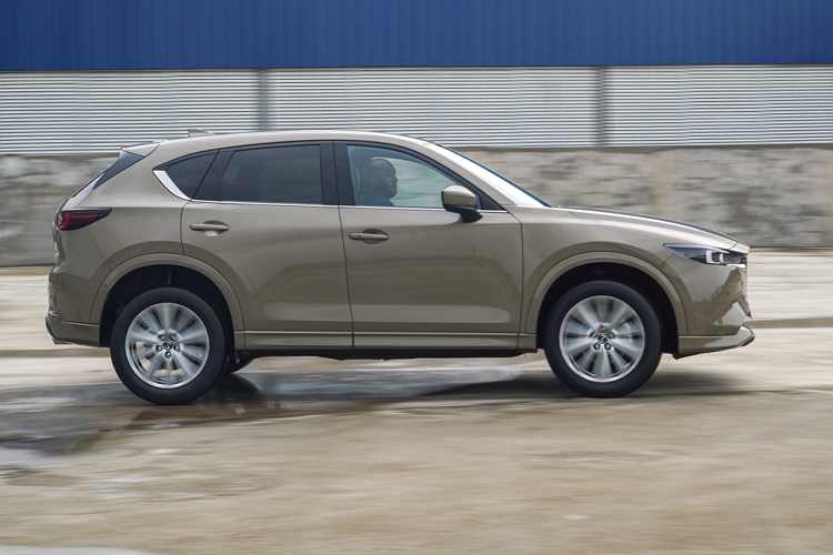 Tuy nhiên, Mazda CX-5 mới được giới thiệu tại Philippines gần đây có tùy chọn động cơ 2.5L tăng áp lấy từ mẫu CX-9 với công suất tối đa 250 mã lực và mô-men xoắn cực đại 434 Nm, đi kèm hộp số tự động 6 cấp và hệ dẫn động 4 bánh toàn thời gian (AWD). Chưa rõ phiên bản này liệu có được mang về Việt Nam hay không nhưng đây sẽ là tùy chọn hệ thống động lực rất thú vị cho thị trường trong nước