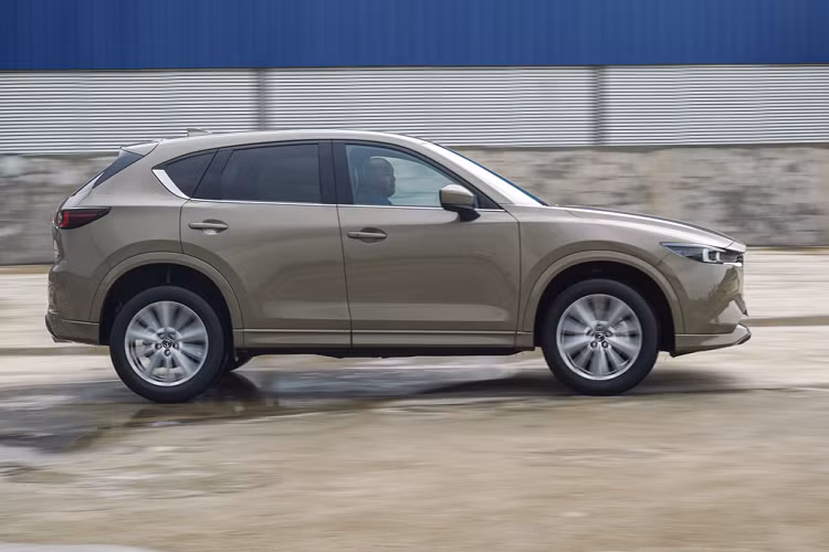 Tuy nhiên, Mazda CX-5 mới được giới thiệu tại Philippines gần đây có tùy chọn động cơ 2.5L tăng áp lấy từ mẫu CX-9 với công suất tối đa 250 mã lực và mô-men xoắn cực đại 434 Nm, đi kèm hộp số tự động 6 cấp và hệ dẫn động 4 bánh toàn thời gian (AWD). Chưa rõ phiên bản này liệu có được mang về Việt Nam hay không nhưng đây sẽ là tùy chọn hệ thống động lực rất thú vị cho thị trường trong nước