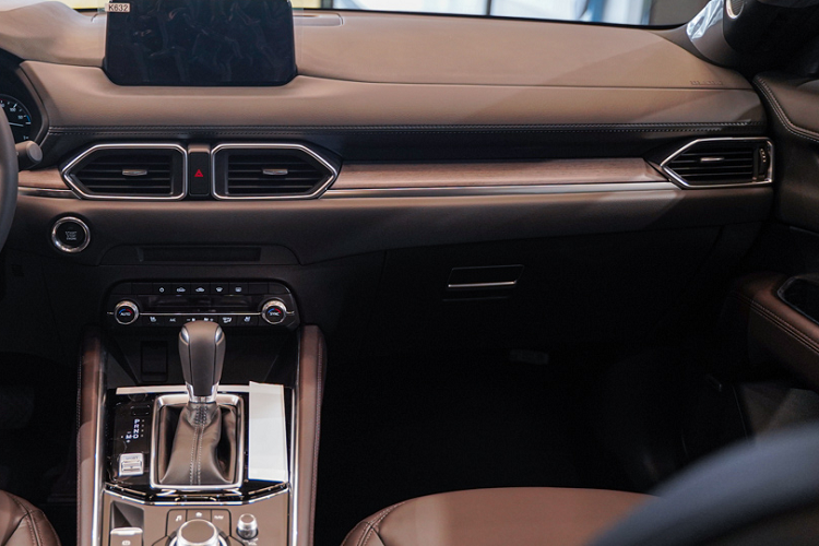 Trong khi đó, các đối thủ trong phân khúc hiện đang bị tác động bởi vấn đề thiếu hụt linh kiện lắp ráp dẫn đến lượng hàng tồn kho thấp, khó đáp ứng nhu cầu thị trường, đặc biệt là Hyundai Tucson với lượng xe “nhỏ giọt” từ đầu năm đến nay. Đồng thời, Thaco cũng vừa giới thiệu KIA Sportage hoàn toàn mới tại Việt Nam nên nhà sản xuất cũng cần thời gian để đẩy doanh số cho mẫu xe Hàn này.