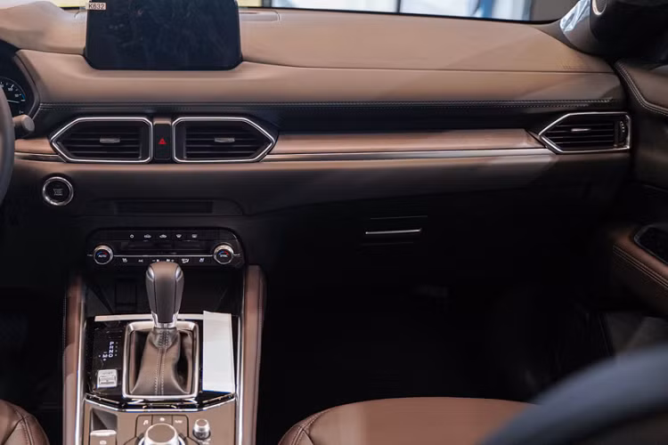 Trong khi đó, các đối thủ trong phân khúc hiện đang bị tác động bởi vấn đề thiếu hụt linh kiện lắp ráp dẫn đến lượng hàng tồn kho thấp, khó đáp ứng nhu cầu thị trường, đặc biệt là Hyundai Tucson với lượng xe “nhỏ giọt” từ đầu năm đến nay. Đồng thời, Thaco cũng vừa giới thiệu KIA Sportage hoàn toàn mới tại Việt Nam nên nhà sản xuất cũng cần thời gian để đẩy doanh số cho mẫu xe Hàn này.