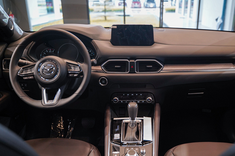 Đây là phiên bản nâng cấp giữa vòng đời (facelift) dành cho mẫu crossover của Mazda, xe được ra mắt toàn cầu lần đầu tiên vào tháng 9 năm ngoái, và vừa về thị trường Đông Nam Á vào tháng 4 vừa qua. Trong khi đó, Mazda CX-5 thế hệ hiện tại đã bán ra từ năm 2017 nhưng chỉ nhận các bản nâng cấp nhỏ theo năm, một bản facelift sẽ phù hợp cho mẫu xe này.