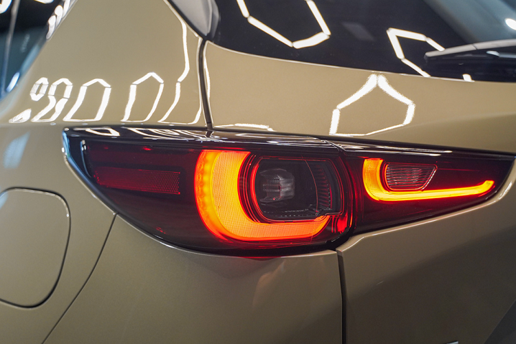 Phiên bản facelift cũng sở hữu gói hệ thống an toàn chủ động i-Activsense, với loạt tính năng gồm: Kiểm soát hành trình thích ứng (MRCC), cảnh báo chệch làn (LDWS), hỗ trợ giữ làn (LKAS), hỗ trợ di chuyển (CTS), đèn pha thích ứng (AHL) và hỗ trợ phanh thông minh (SBS).