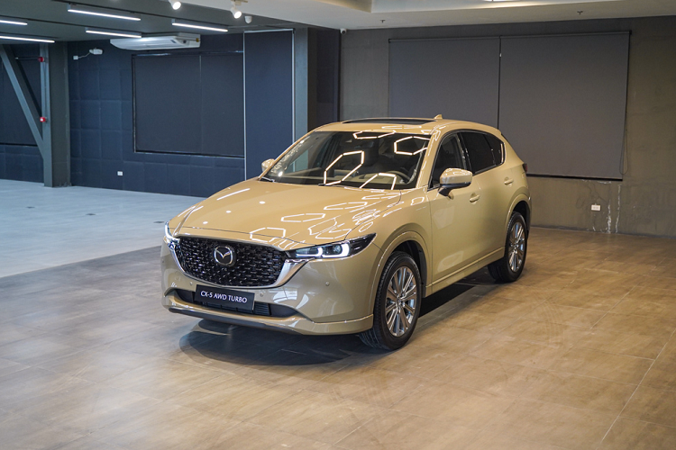 Một số thông tin cho thấy Mazda CX-5 2023 mới sắp được bán ra tại thị trường Việt Nam, dự kiến vào cuối năm nay. Tuy nhiên, đây chưa phải thông tin chính thức do nó xuất phát từ các tư vấn bán hàng của đại lý; do đó, người tiêu dùng vẫn phải chờ công bố từ nhà phà phân phối Thaco.