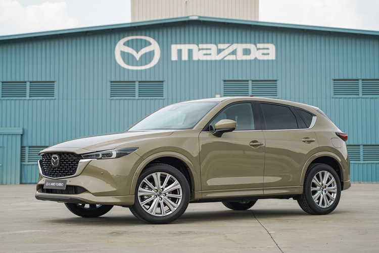 Mazda CX-5 tại Việt Nam hiện đang được bán ra với tổng cộng 6 phiên bản: 2.0L Deluxe giá 839 triệu đồng, 2.0L Luxury giá 879 triệu đồng, 2.0L Premium giá 919 triệu đồng, 2.5L Luxury giá 889 triệu đồng, 2.5L Signature Premium 2WD giá 999 triệu đồng và 2.5L Signature Premium AWD giá 1,059 tỷ đồng