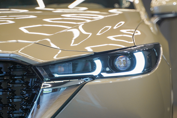 Tại khu vực Đông Nam Á, Indonesia là thị trường đầu tiên nhận Mazda CX-5 phiên bản nâng cấp giữa vòng đời. Về cơ bản, mẫu xe này có một số thay đổi tương tự phiên bản đã được giới thiệu trên toàn cầu, các thay đổi ở ngoại thất như: Lưới tản nhiệt thiết kế mới, dải Chrome viền dưới lưới dày hơn, cản trước và cản sau mới, cụm đèn pha và đèn hậu được làm lại, bánh mâm 19 inch, cửa cốp bổ sung một số chi tiết.