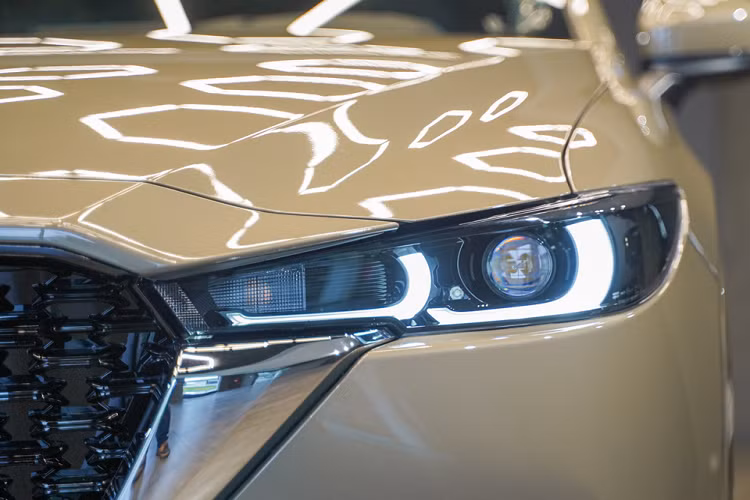 Tại khu vực Đông Nam Á, Indonesia là thị trường đầu tiên nhận Mazda CX-5 phiên bản nâng cấp giữa vòng đời. Về cơ bản, mẫu xe này có một số thay đổi tương tự phiên bản đã được giới thiệu trên toàn cầu, các thay đổi ở ngoại thất như: Lưới tản nhiệt thiết kế mới, dải Chrome viền dưới lưới dày hơn, cản trước và cản sau mới, cụm đèn pha và đèn hậu được làm lại, bánh mâm 19 inch, cửa cốp bổ sung một số chi tiết.