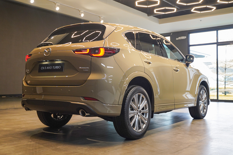 Trong khi đó, xe vẫn sử dụng nền tảng Skyactiv-Vehicle Architecture quen thuộc trước đay. Về sức mạnh, Mazda CX-5 mới được trang bị động cơ Skyactiv-G 2.5L 4 xi-lanh hút khí tự nhiên với công suất tối đa 187 mã lực và mô-men xoắn cực đại 252 Nm, kết hợp với hộp số tự động 6 cấp. Tại Indonesia, Mazda CX-5 có 2 phiên bản Elite và Kuro với giá bán lần lượt 597,7 triệu rupiah (khoảng 951 triệu đồng) và 607,7 triệu rupiah (khoảng 966 triệu đồng).