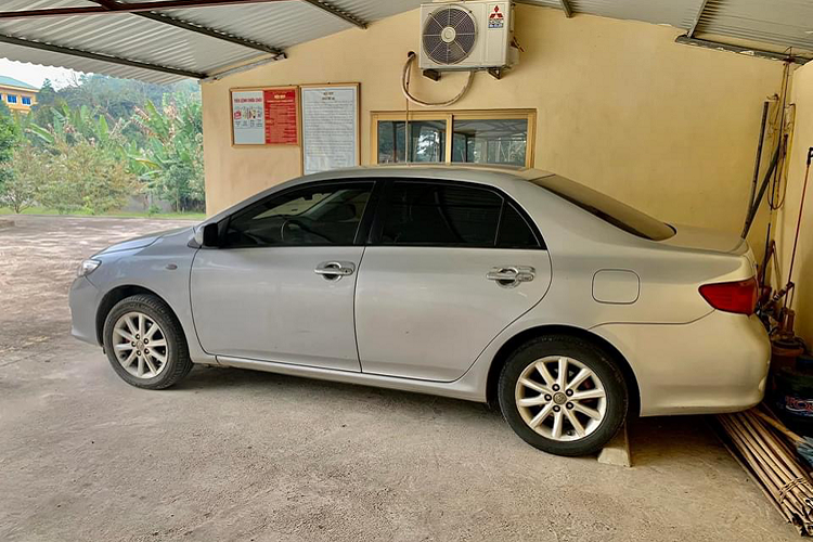 Chiếc Toyota Corolla Altis máy dầu này sử dụng động cơ 2cyl dung tích 1.4L (1.364cc) D4D, công suất tối đa 87 mã lực tại 3.800 vòng/phút và mô-men xoắn cực đại 205Nm tại dải vòng tua từ 1.800 – 2.800 vòng/phút. Sức mạnh được truyền xuống cầu trước (FWD), thông qua hộp số sàn. Theo chủ xe, nó có mức tiêu thụ nhiên liệu khoảng 5 – 6 Lít/100km đường hỗn hợp. Có thể thấy động cơ dầu này mang tính kinh tế cao so với động cơ xăng, trong thời buổi giá xăng dầu đang rất cao.