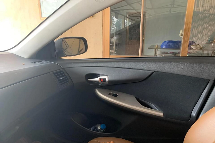 Sở hữu thiết kế ngoại thất thanh lịch, thiết kế phong cách thanh lịch, khá bền dáng. Bên cạnh mang nhiều ưu điểm ở động cơ bền bỉ, ít hỏng vặt cho khả năng vận hành ổn định, nên dòng xe Corolla Altis khá giữ giá trên thị trường.